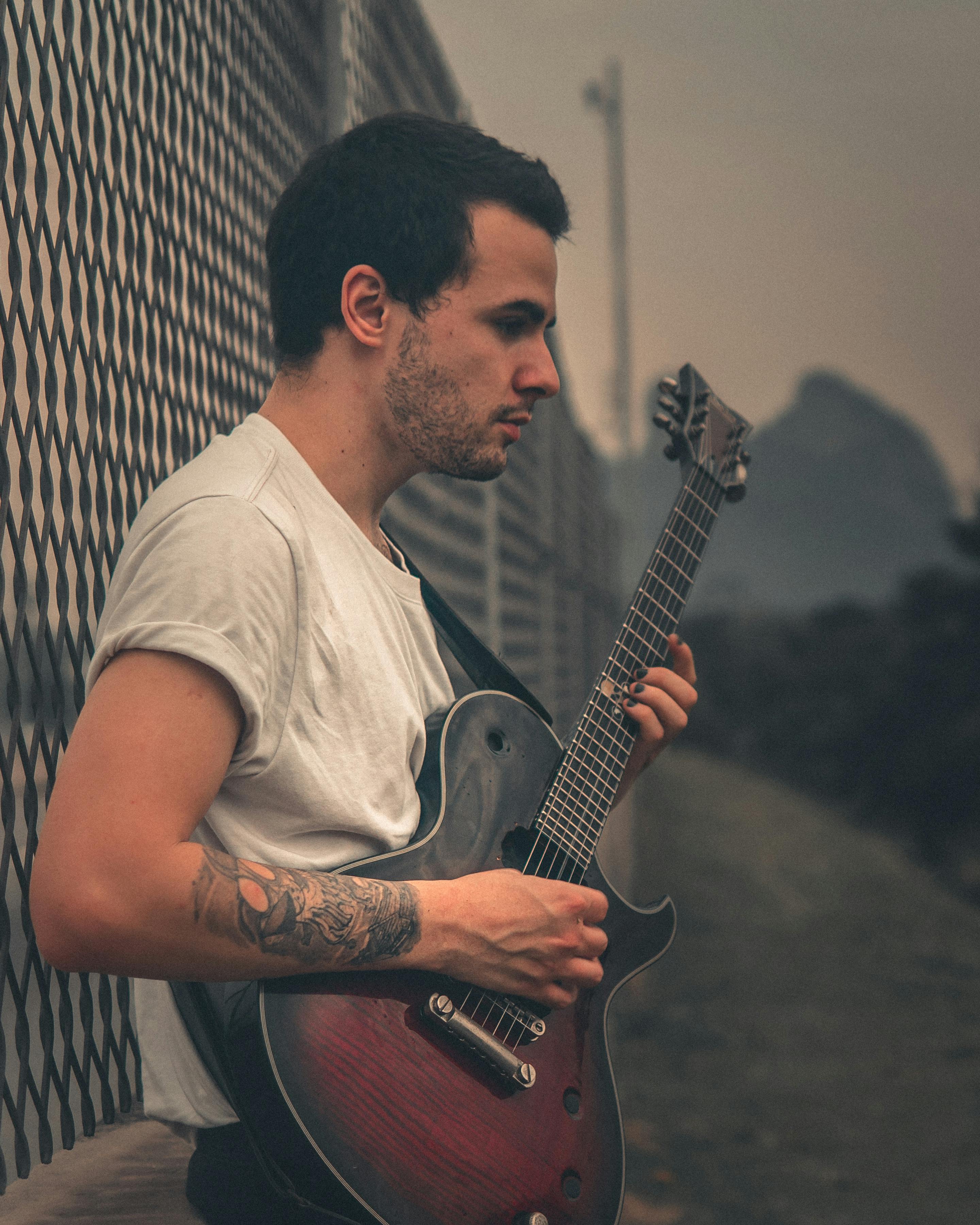 Remete à busca por um som próprio e identidade musical na guitarra